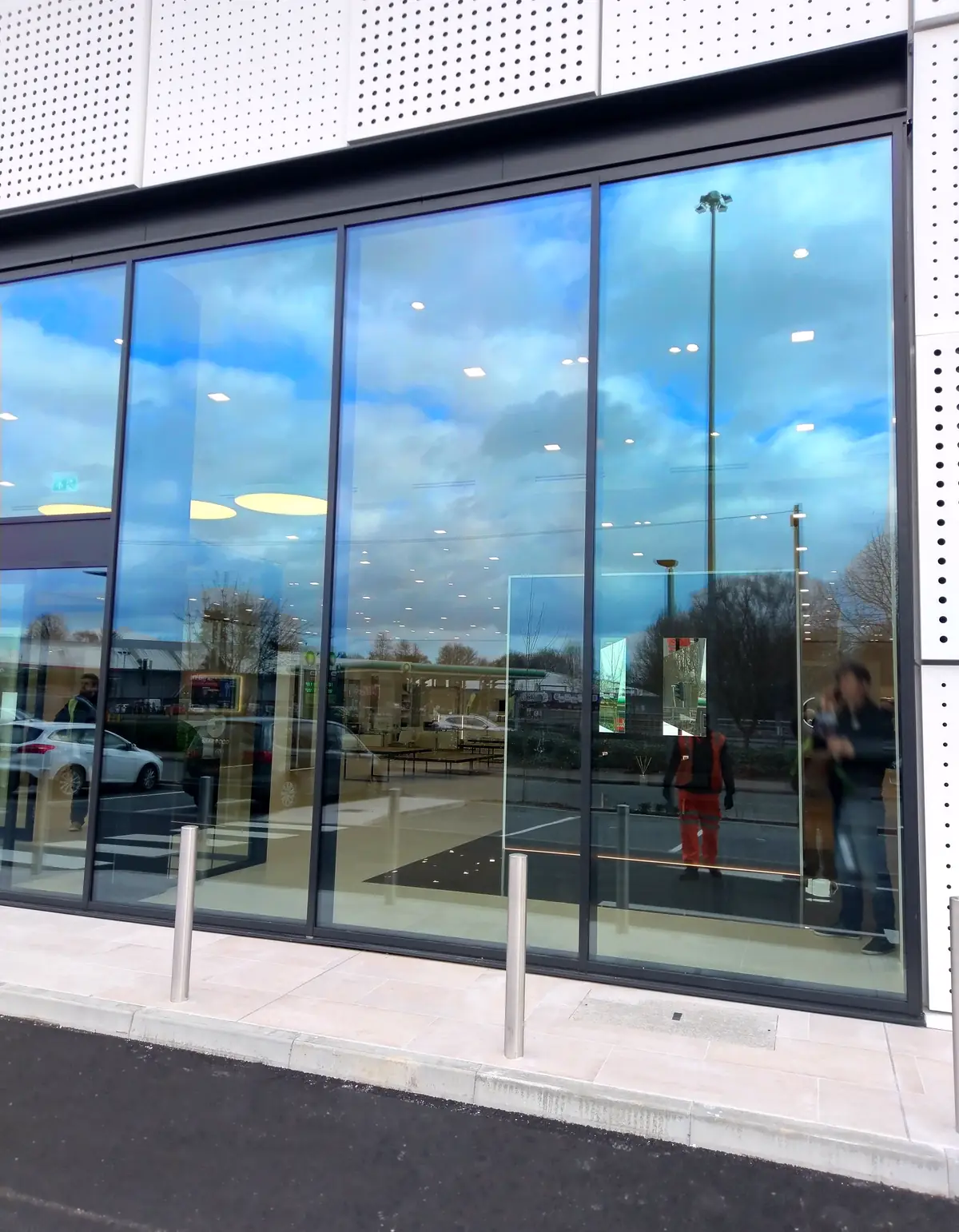 Glass replacement at the new Porcelanosa showroom!, photograph 2